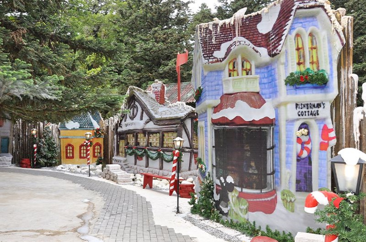 Casinhas decoradas da Aldeia do Papai Noel vistas pelas ruas de Gramado, com luzes natalinas e ornamentos festivos