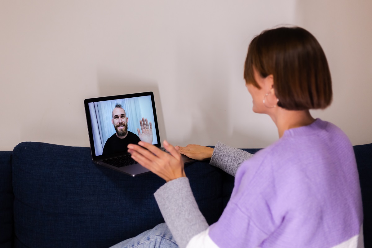Mulher em cada fazendo consulta online Mulher em cada fazendo consulta online