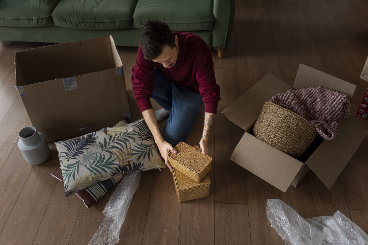 Jovem adulto preparando sua mudança Jovem adulto preparando sua mudança