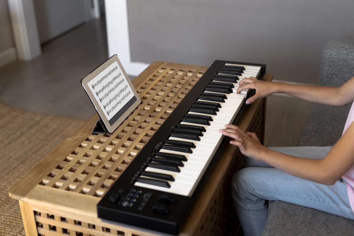 Menina tocando teclado Menina tocando teclado