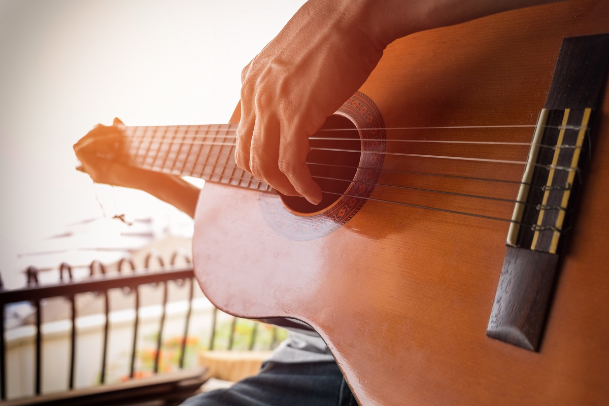 Homem tocando violão