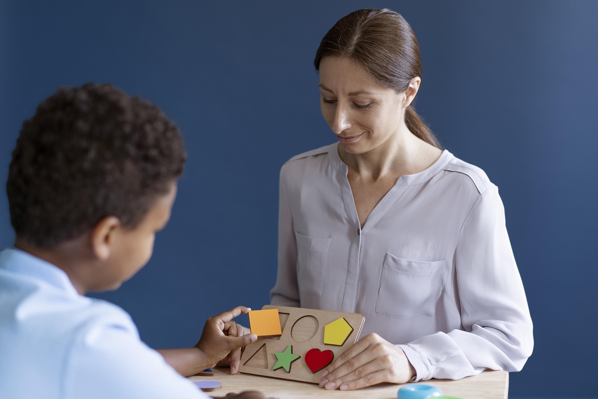 Psicóloga fazendo teste em sem seu consultório