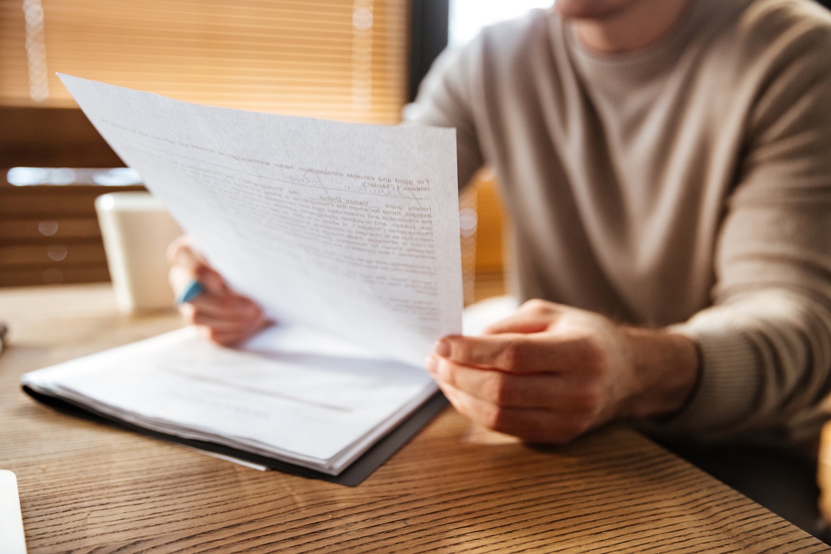Homem lendo documento AVCB Homem lendo documento AVCB
